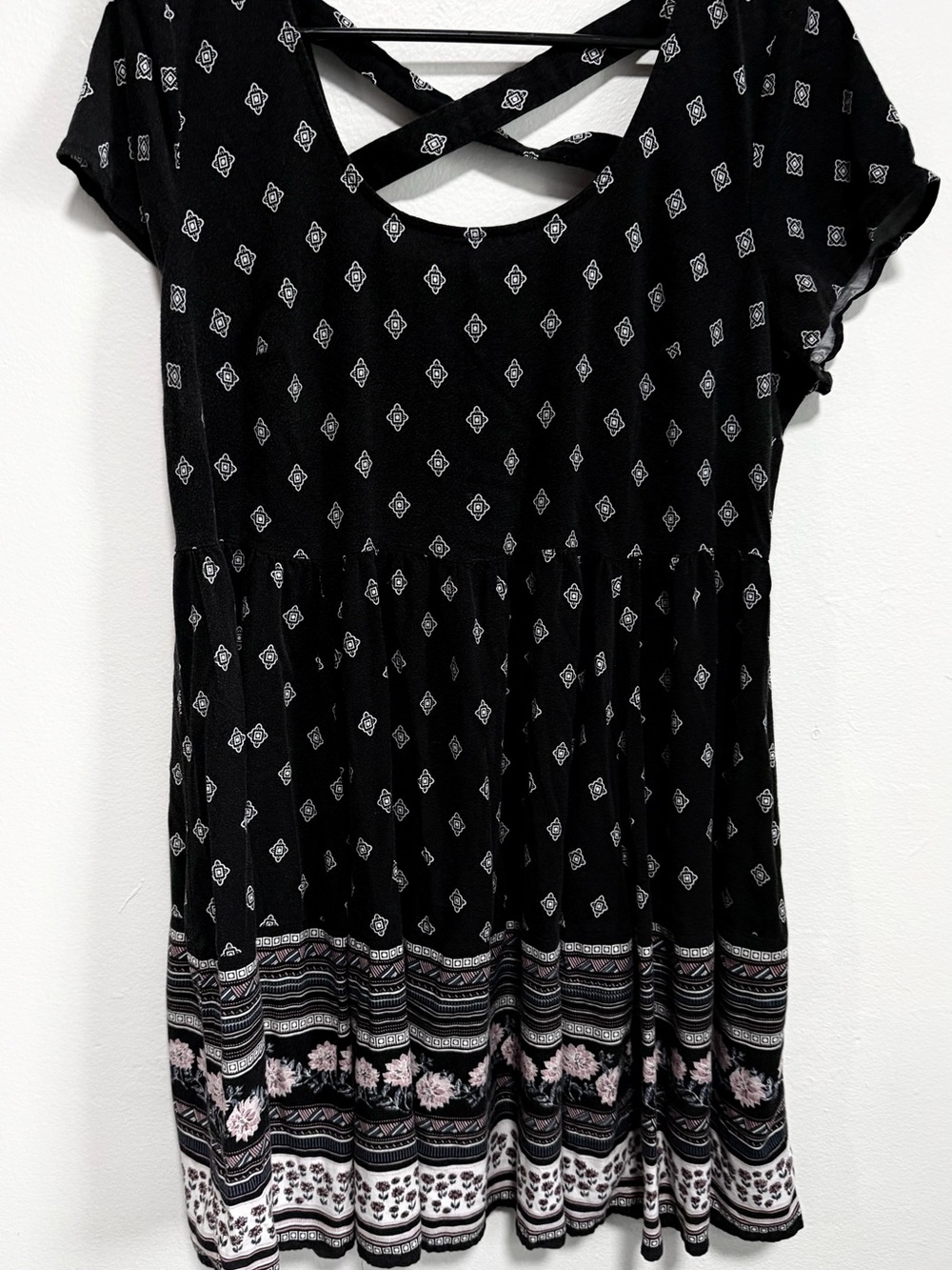 torrid Black Patterned Short Sleeve Tunic with Crisscross Back